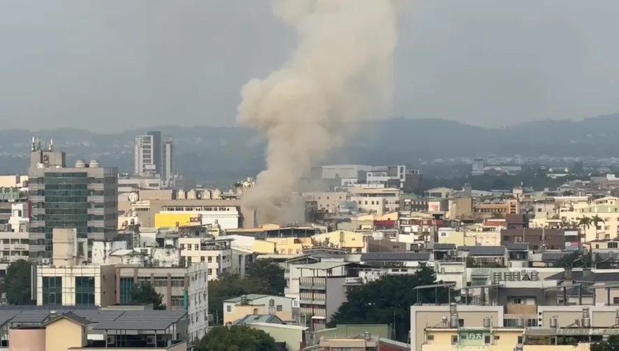 遠處也可見到濃煙直竄天際。（圖／中天新聞）