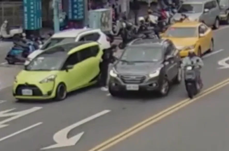 蘆洲區一處停車格引發2名男子激烈衝突,雙方為爭奪車位大打出手。(圖/警方提供)