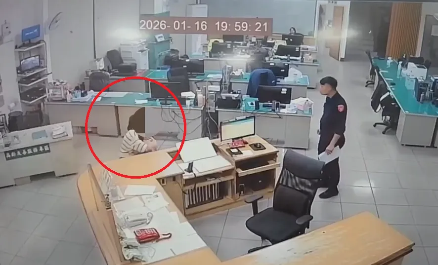 2歲多女童吃拔絲地瓜不慎卡在喉嚨，母親抱她前往派出所求救。（圖／警方提供）