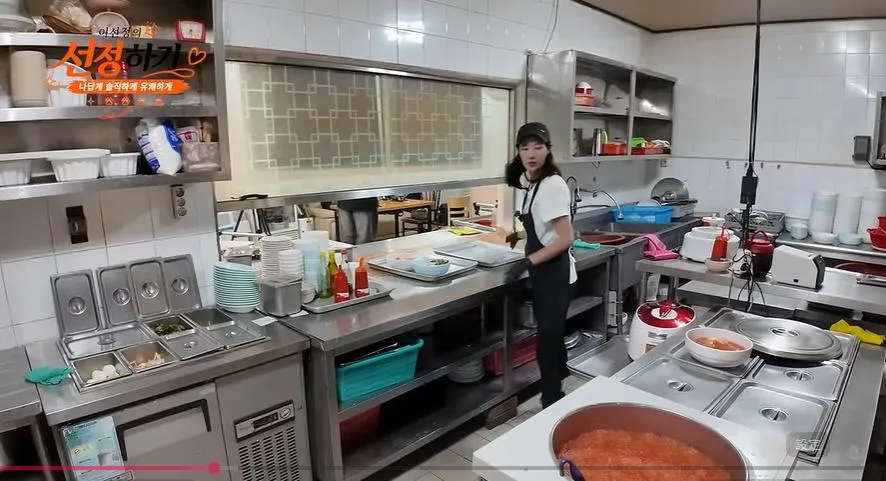 李善貞起初她只負責送餐工作,隨著時間推移,煮麵、洗碗等各項工作她都已熟練上手。(圖/翻攝이선정의 선정하기YT)