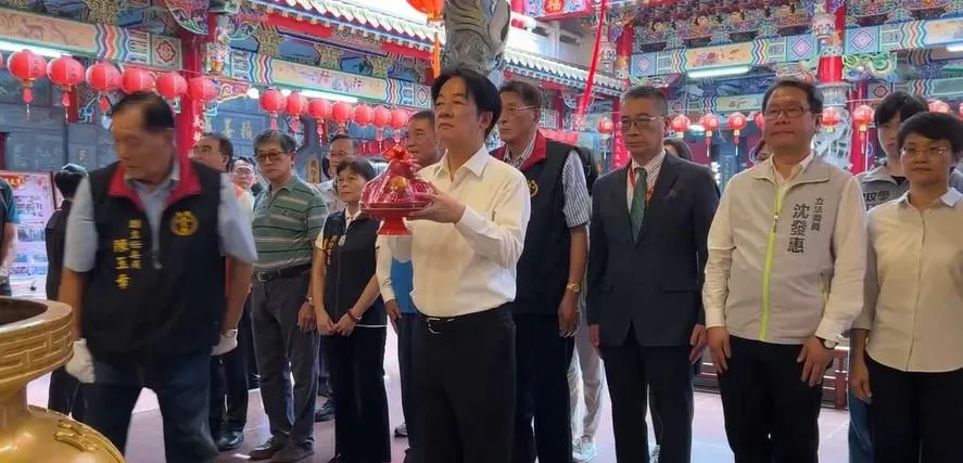 賴清德參與揭匾活動並參香祈福。(圖/中天新聞)