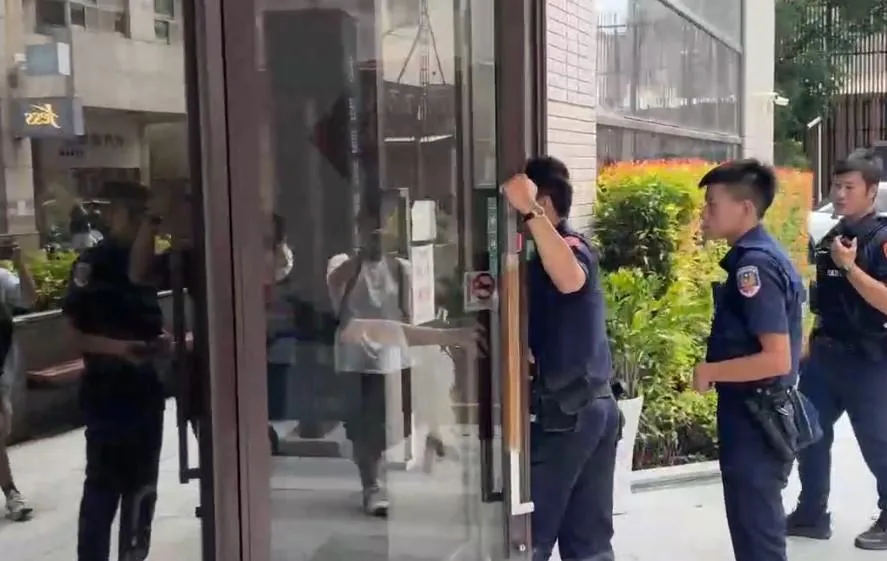 今（14）日趙建銘位於台南的骨科診所外有媒體駐守，診所報案。（圖／中天新聞）