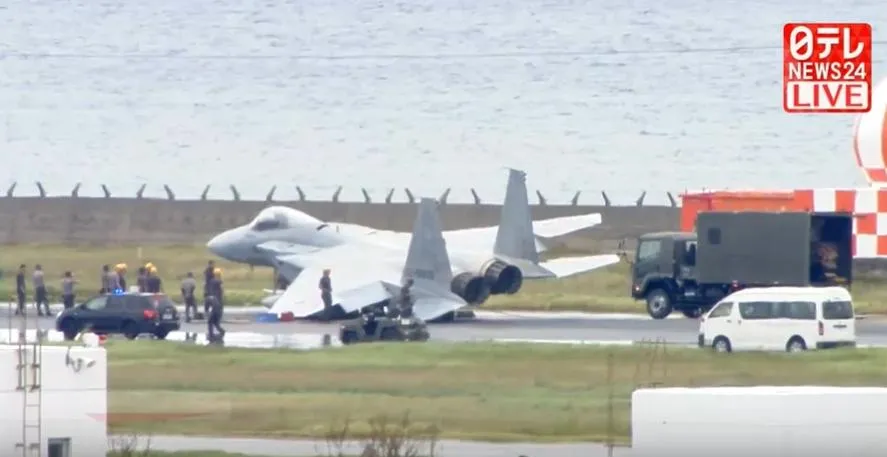 那霸機場一架F-15疑起落架故障卡跑道。（圖／翻攝NNN）
