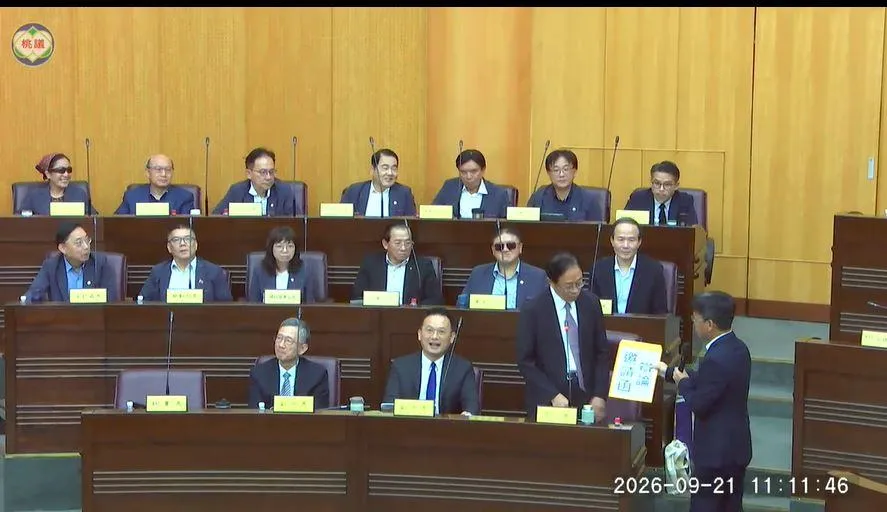 桃園市議員余信憲代替黃世杰向張善政遞出辯論會邀請函。（圖／桃園市議會直播系統）