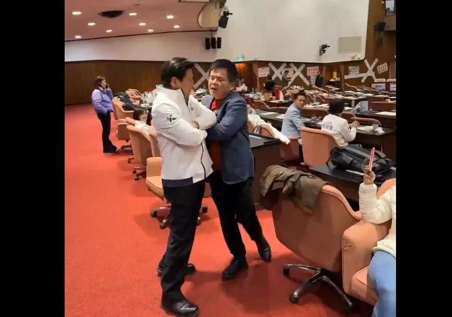 莊瑞雄纏上傅崐萁推擠拉扯。(圖/翻攝畫面)