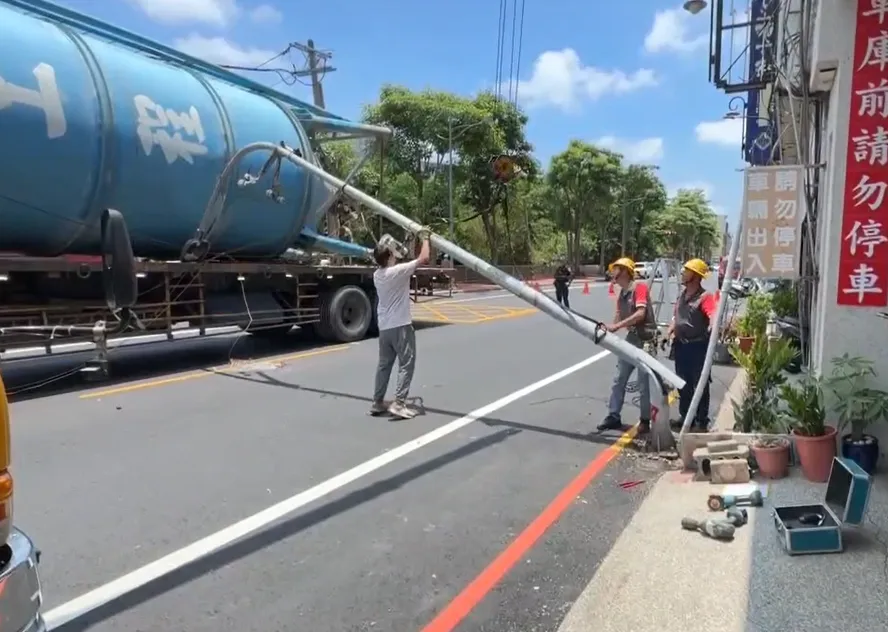 許姓男子駕駛曳引車沿頭份市中華路往北直行，因板車所裝載大型水泥槽觸碰到燈桿上架設的電纜線，造成路旁燈桿因電纜線拉扯變形。（圖／中天新聞）