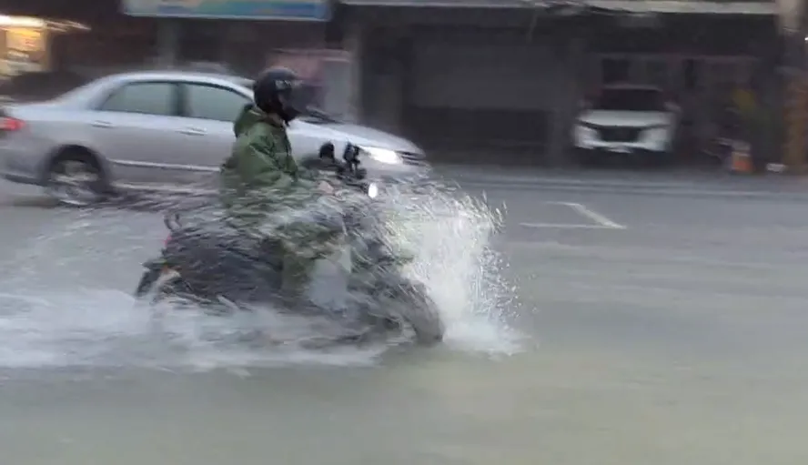 南部縣市近1個月飽受颱風和暴雨襲擊已經淹水多日。（資料照／中天新聞）