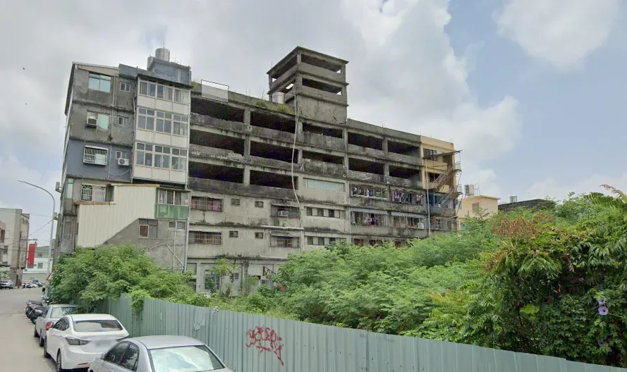 該大樓塌陷的地方疑似就是屋頂凸起處。（圖／翻攝自google map）