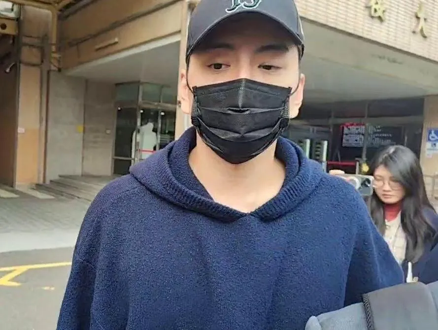 王大陸因涉砸錢逃兵並牽出個資外洩案，今天上午被判處6個月徒刑。（圖／中天新聞）
