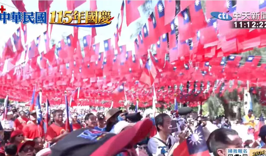 桃園龍岡地區國旗屋升旗典禮旗海飄揚，場面非常壯觀。（圖／中天新聞）
