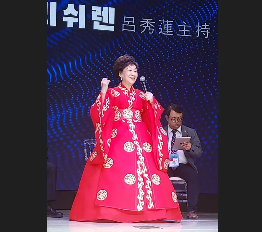 呂秀蓮25日出席「East Asia Win Win Win和平大會」穿韓服。（圖／呂秀蓮辦公室提供）