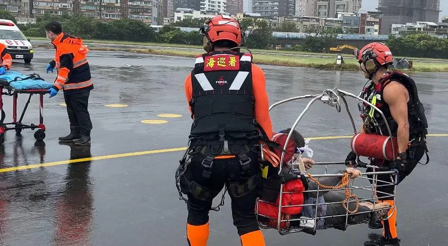 海巡署空勤吊掛分隊台北第一小隊，在惡劣海象中用吊掛方式，救援船上受傷的3名外籍船員。（圖／海巡署提供）