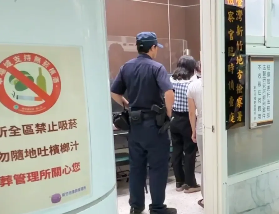 新竹地檢署檢察官林鳳師到場相驗。（圖／中天新聞）
