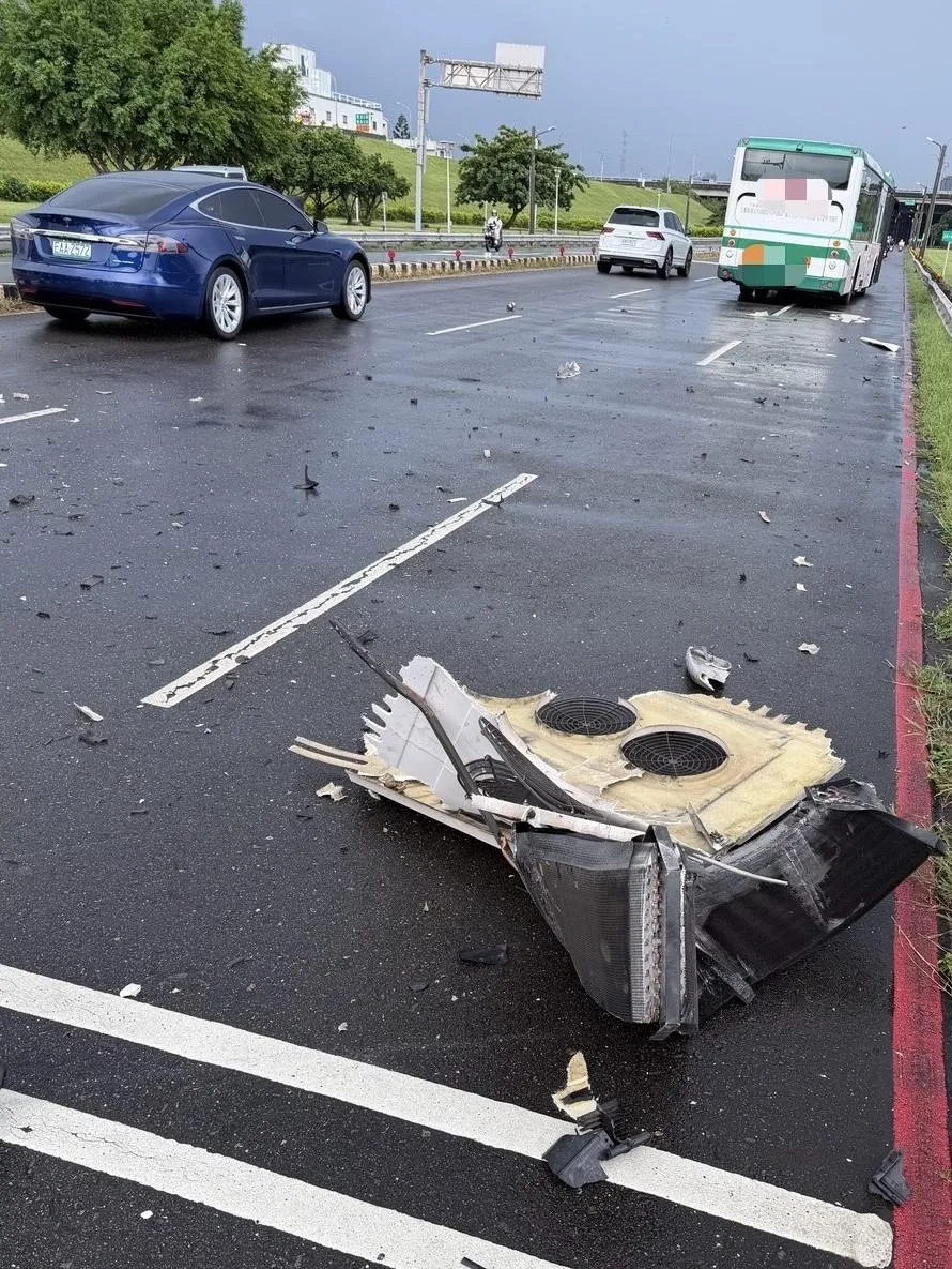 車頂零件散落車道上。(圖/翻攝畫面)