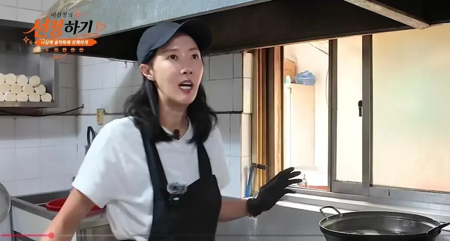 李善貞母親經營的麵店幫忙。(圖/翻攝이선정의 선정하기YT)