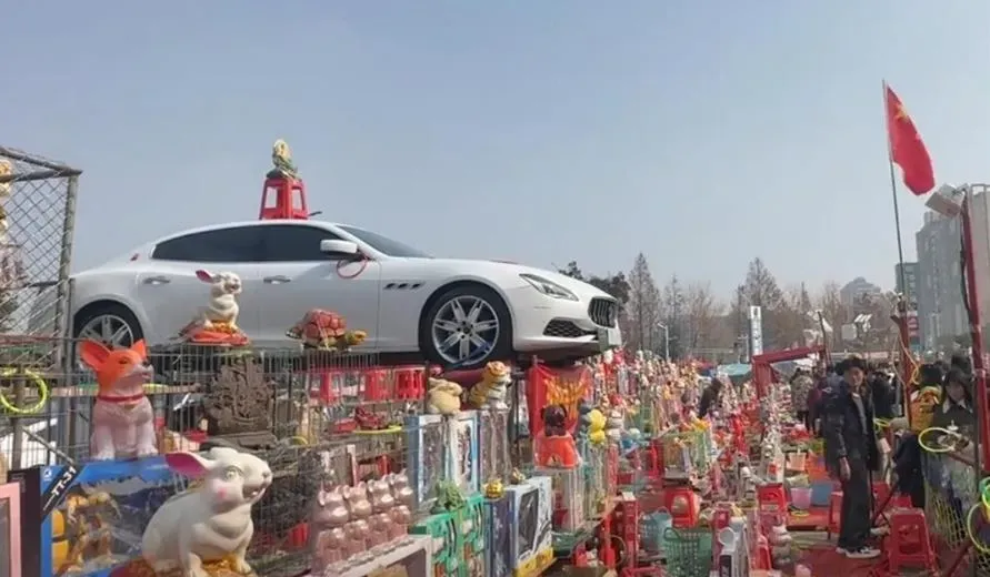 商丘套圈攤販擺出豪車「瑪莎拉蒂」作為最大獎。(圖/翻攝微博)
