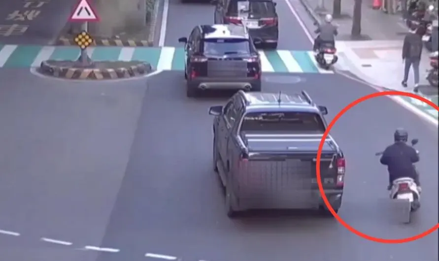 通緝男酒駕騎車搖晃引起警方注意遭查獲。（圖／翻攝畫面）