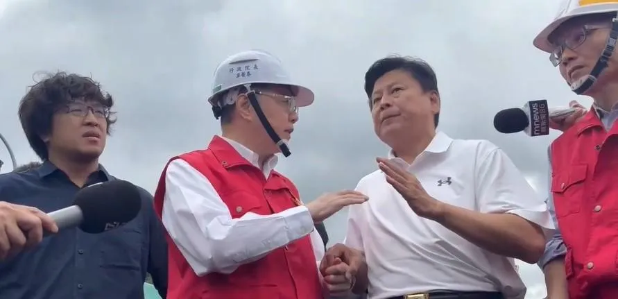 行政院長卓榮泰與國民黨立院黨團總召傅崐萁因中央該負責堰塞湖處理，網路卻怪花蓮縣政府沒有處理引發口角。（中天新聞）
