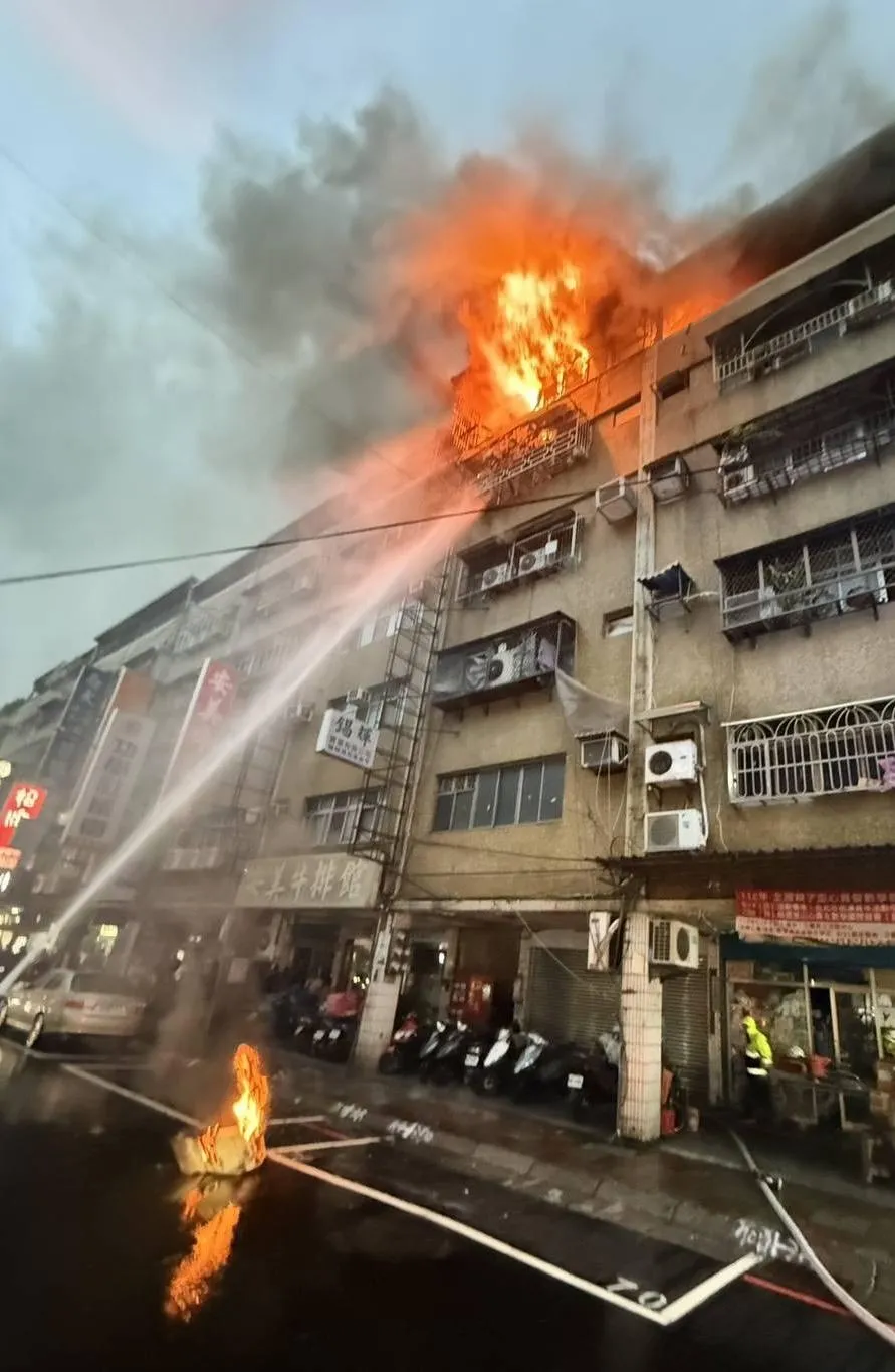 現場火舌不斷竄出警消射水灌救。（圖／翻攝畫面）
