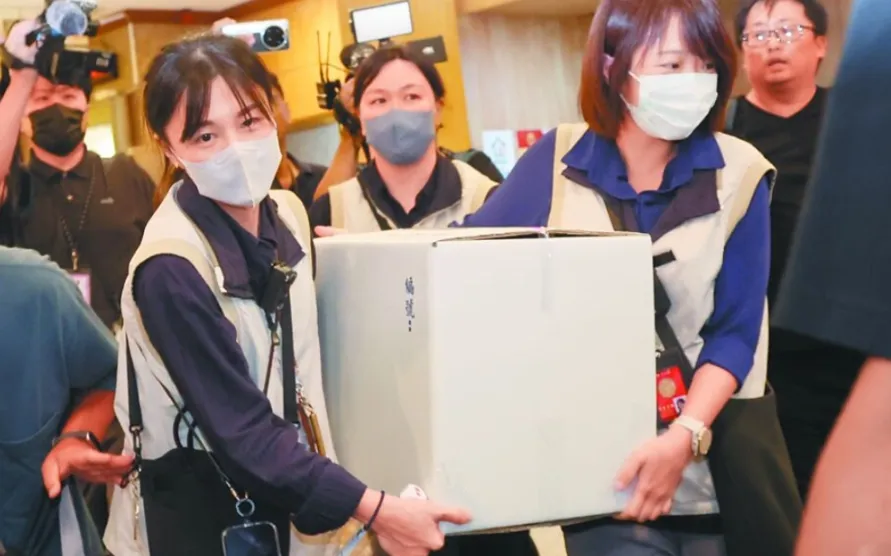 台北地檢署24日指揮調查局搜索國民黨立委陳雪生國會辦公室，調查員將證物裝箱查扣帶走。（圖／中時鄧博仁攝）