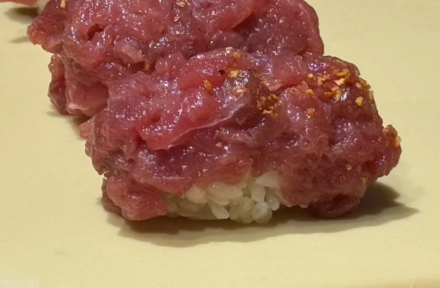 赤身部位的鮪魚泥製成清爽握壽司。（圖／黃宏輝提供）