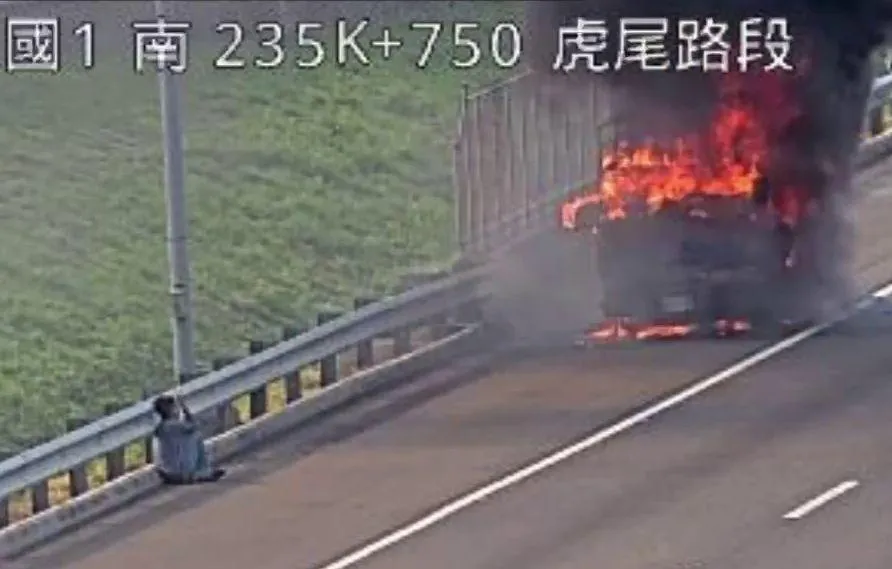 火燒車現場。（圖／國道1968）