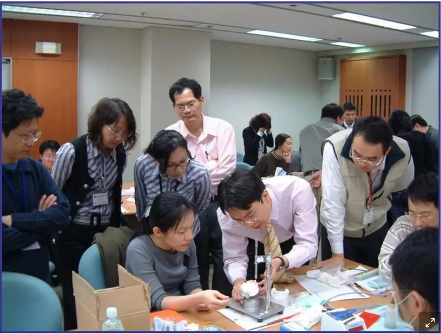 民進黨南投縣長參選人温世政分享過往曾指導陳幸妤植牙的照片。(圖/温世政臉書)