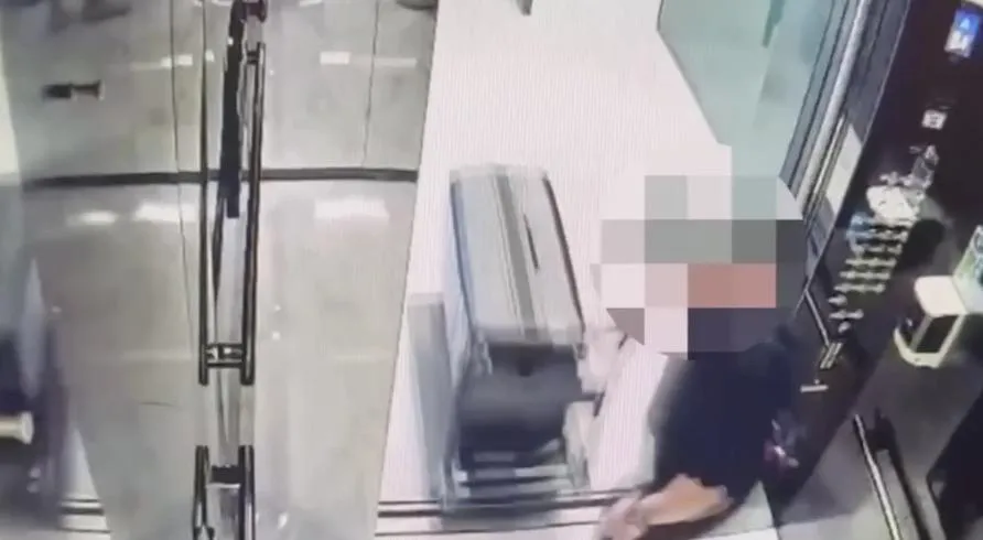 男子將女友屍體裝進行李箱運走。(圖/翻攝畫面)