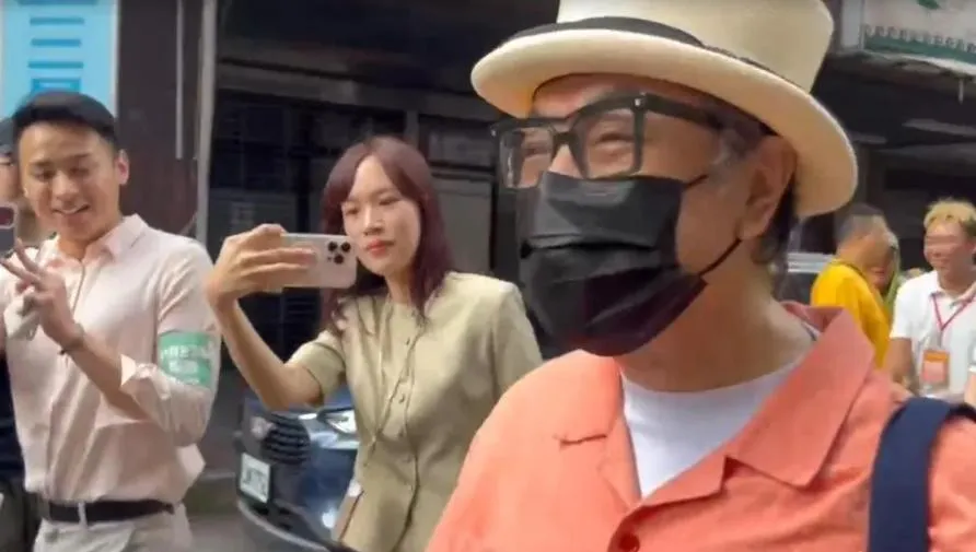 主持人蔡康永現身民進黨台北市長參選人沈伯洋競總成立大會。（圖／中天新聞）