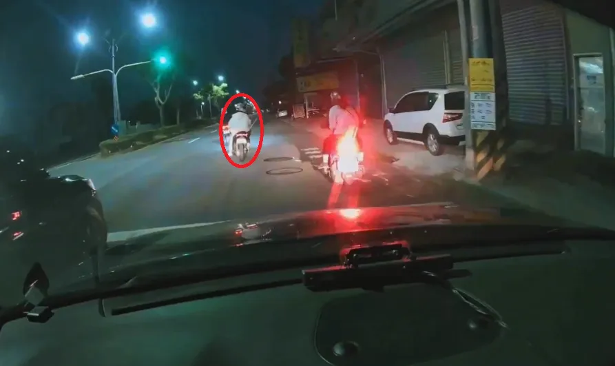 鄭姓大學生騎乘改裝機車南下，因車輛改裝過於誇張，引起巡邏員警注意。（圖／警方提供）
