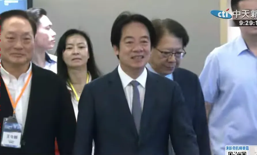 總統賴清德18日面對媒體喊話皆笑而不答，逕直步入會場。（圖／中天新聞）