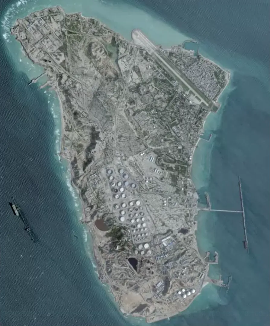 伊朗哈爾克島7日傳遭美軍空襲,多處軍事設施毀損。(圖/路透)