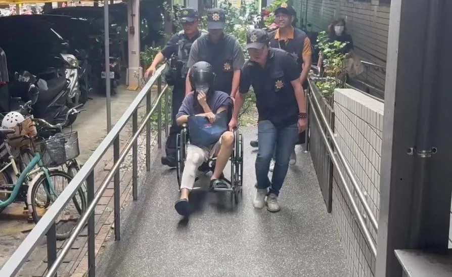 林男今坐輪椅出院遭警方移送地檢署。(圖/翻攝畫面)