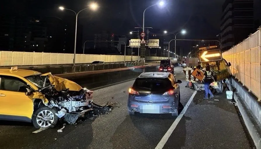 市民大道昨晚發生一起追撞車禍。（圖／翻攝畫面）