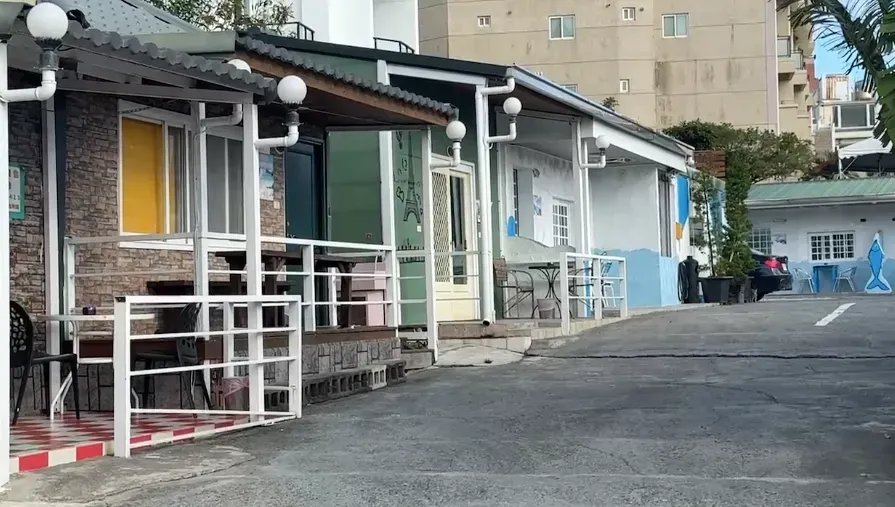 墾丁民宿業者說第一天忘了留房間，帶他們去其他民宿，但懷疑業者根本超賣。（圖／中天新聞）