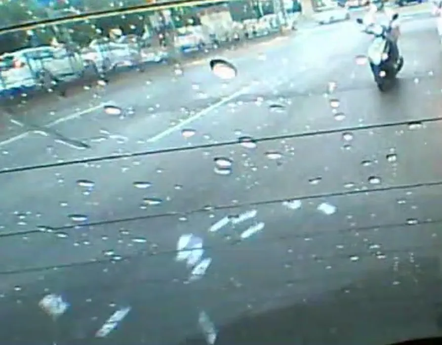 行車紀錄器拍到千元鈔散落在車道的畫面。（圖／翻攝畫面）