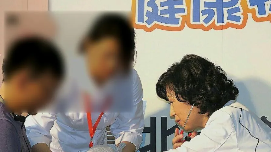 陳佩琪在診療的情形。(翻攝自陳佩琪臉書)