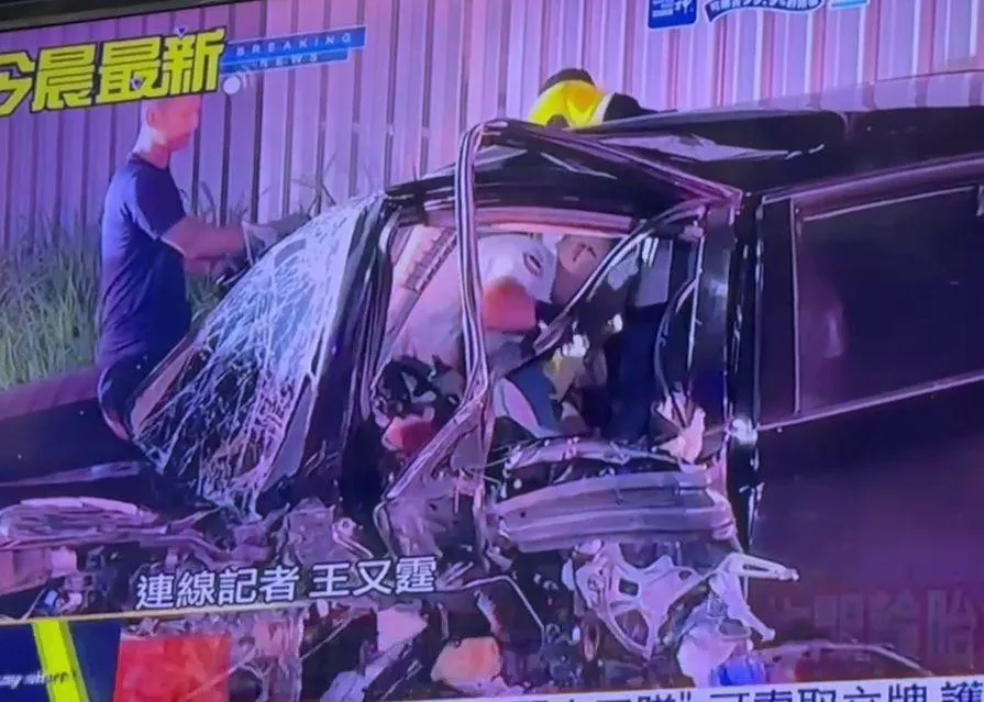 警消破壞扭曲車體進行救援，男子受困駕駛座內。（圖／中天新聞）