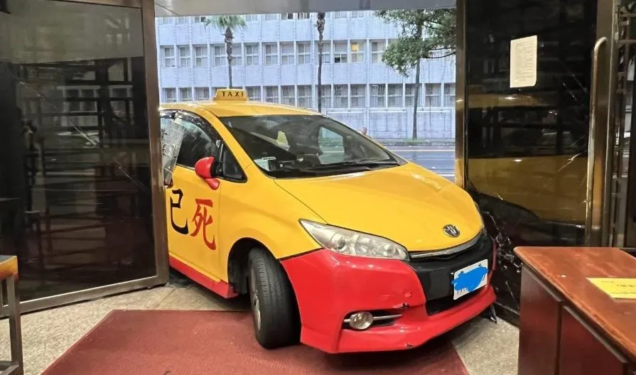 邵男開計程車衝撞北檢大門。（圖／翻攝畫面）