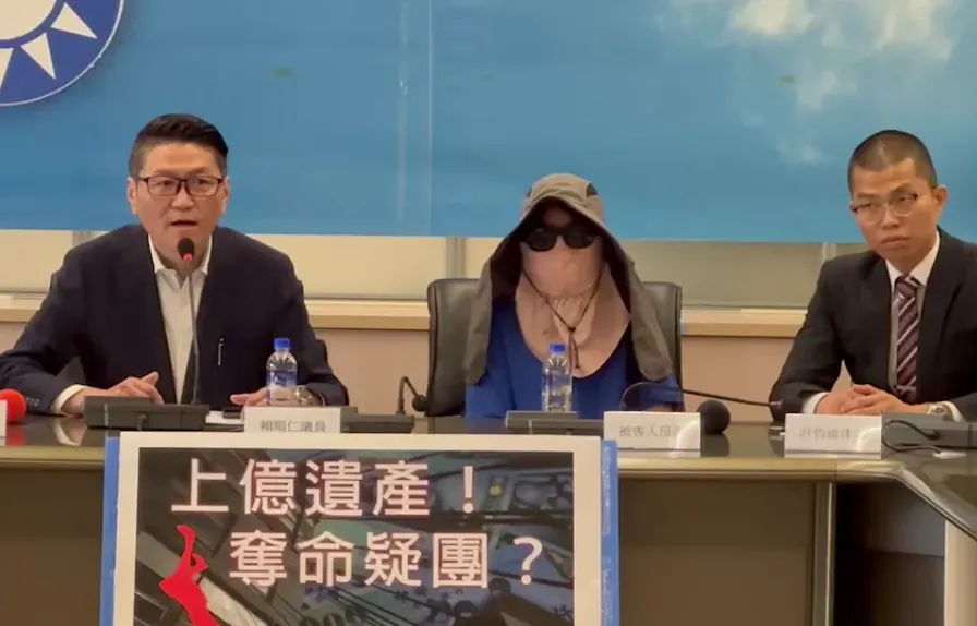 賴母當初開記者會控訴夏朝源的畫面。（圖／中天新聞）
