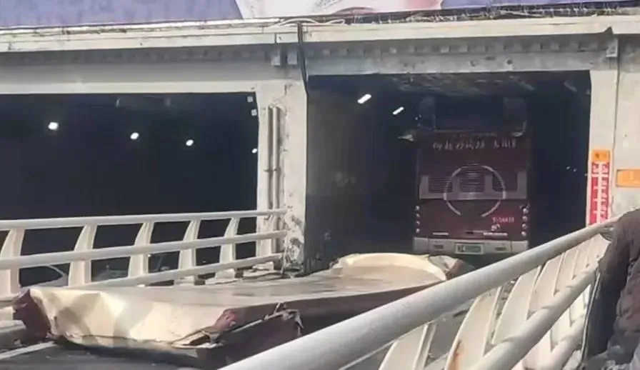 被掀落的整塊車頂掉落在路上。（圖／翻攝微博）