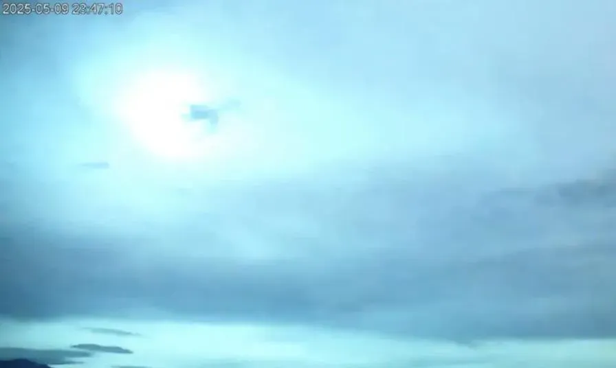 一瞬間天空變成淺藍色。(圖/翻攝自阿里山國家風景區管理處YouTube)