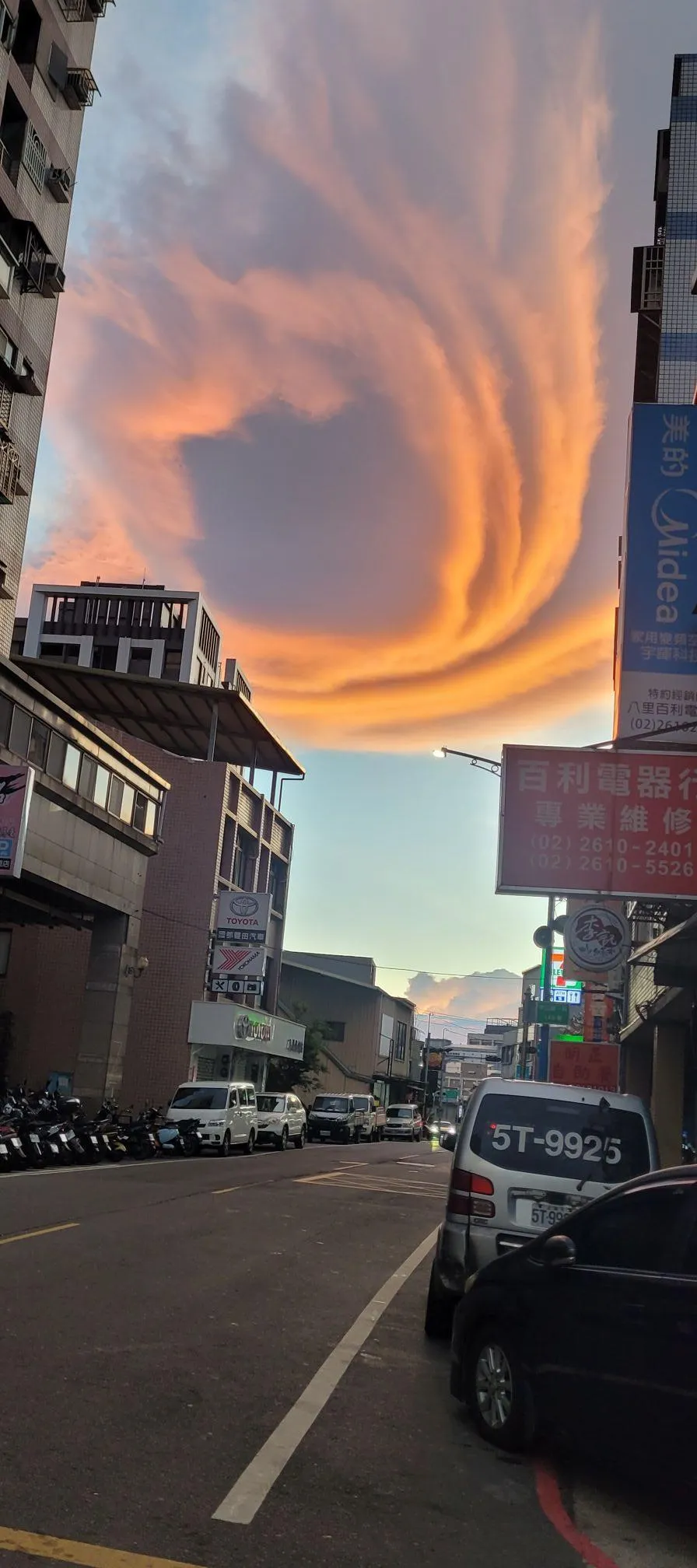地震發生前數小時，北部地區民眾就在天空中發現形狀特殊的雲朵，引發熱烈討論。（圖／翻攝自地震氣震）