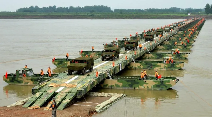 陸媒昔日曝光的解放軍臨時浮橋。（圖／翻攝中國軍網）