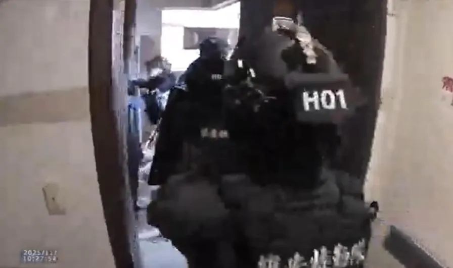 刑事局出動除暴特勤隊攻堅逮人。（圖／翻攝畫面）