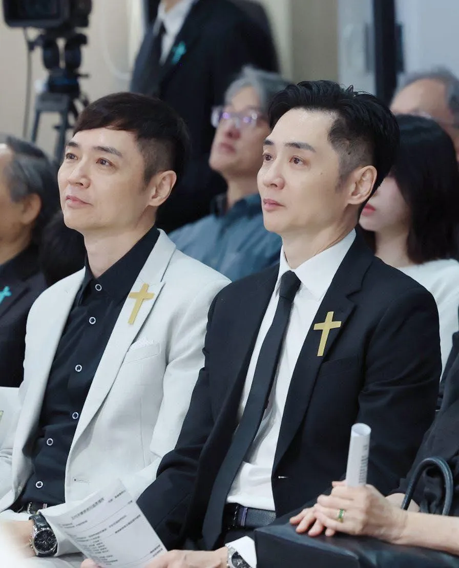 宋逸民(右)、宋達民(左)送別父親。(圖/藝起發光、藝之星教會提供)