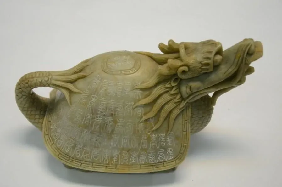 乙巳蛇年的旺財神獸是龍,民眾可在聚財位擺放龍形擺件。圖為龍龜造型擺件。(圖/楊登嵙提供)