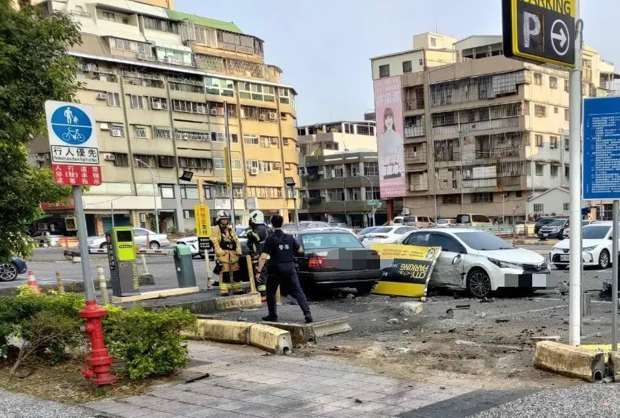 高雄新興區一輛VOLVO轎車撞進停車場，波及2車，2人受傷。（圖／翻攝畫面）