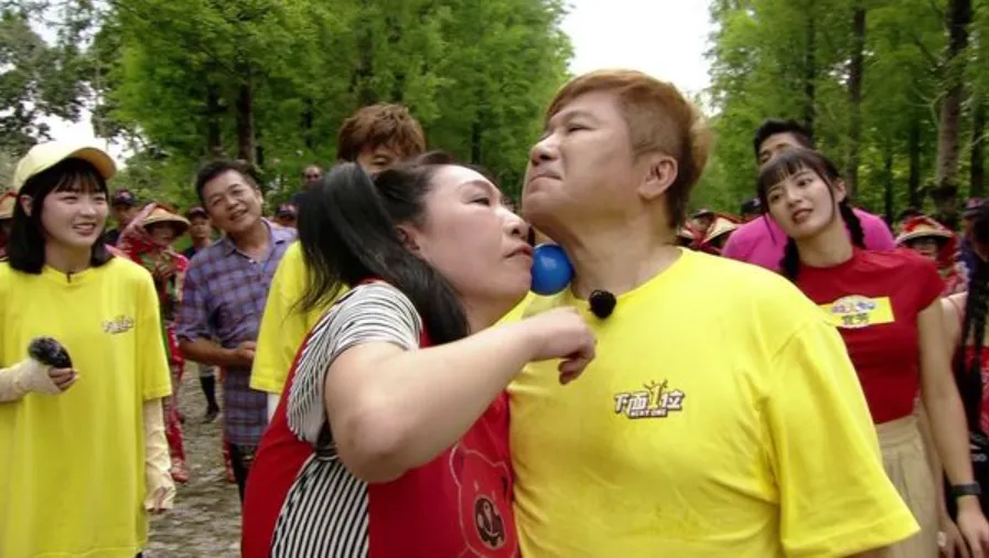 如花與胡瓜在節目中一同玩遊戲。（圖／民視提供）