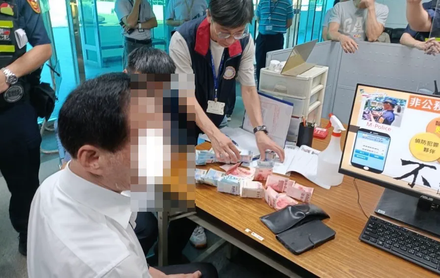 黃牛身上現金全遭查扣。(圖/翻攝畫面)